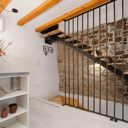 Apartment Cozy Studio-apartment Inmitten Der Altstadt Von Und Nur 50 Meter Zur Adria Porec