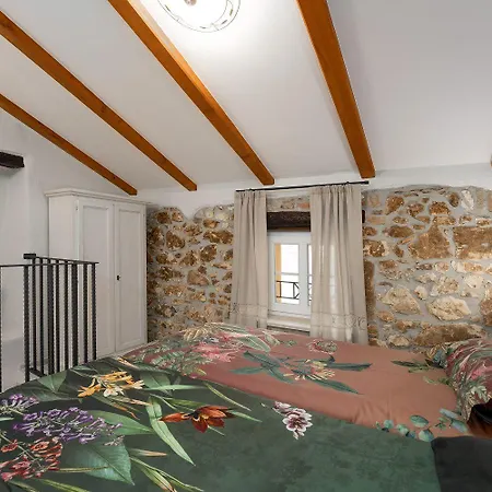 Apartment Cozy Studio-apartment Inmitten Der Altstadt Von Und Nur 50 Meter Zur Adria