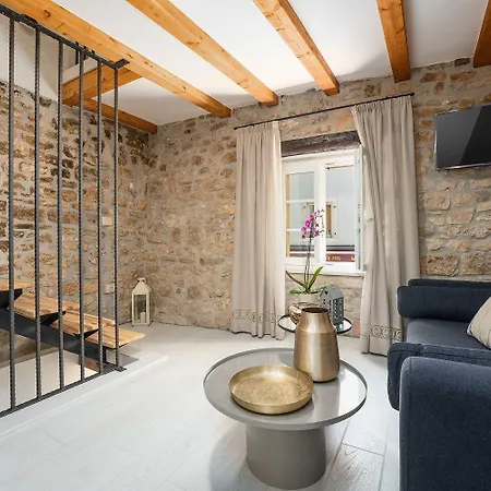 Apartment Cozy Studio-apartment Inmitten Der Altstadt Von Und Nur 50 Meter Zur Adria